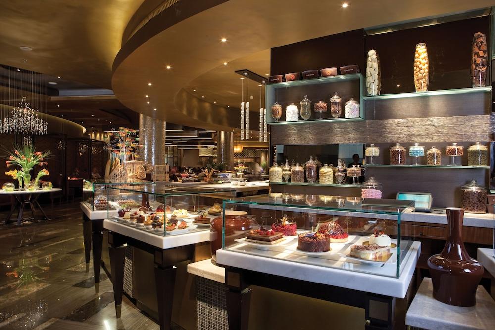 Four Seasons Hotel Ar Riyad Esterno foto The dessert bar at the buffet at Wynn