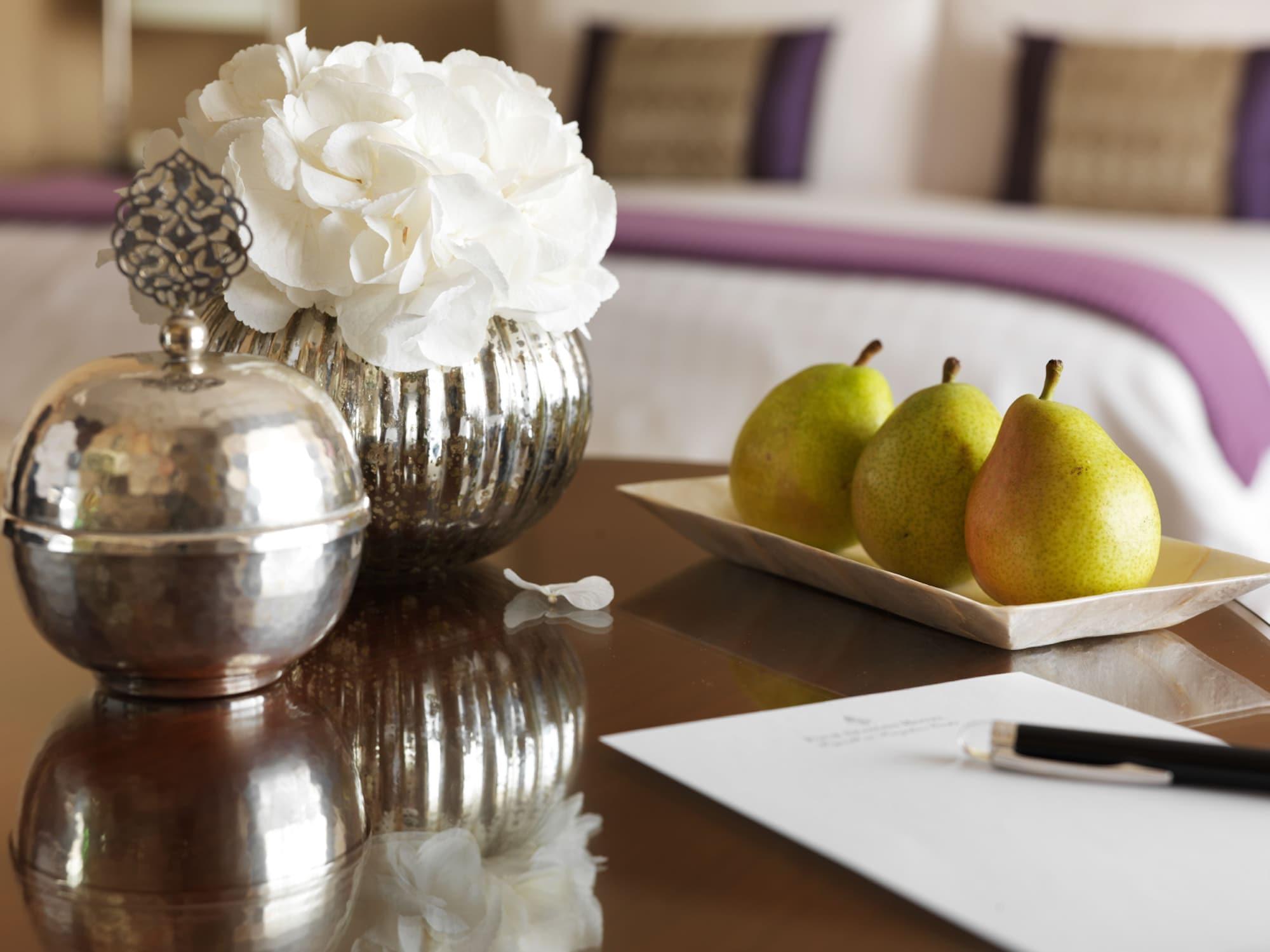 Four Seasons Hotel Ar Riyad Esterno foto A table with a pen and paper