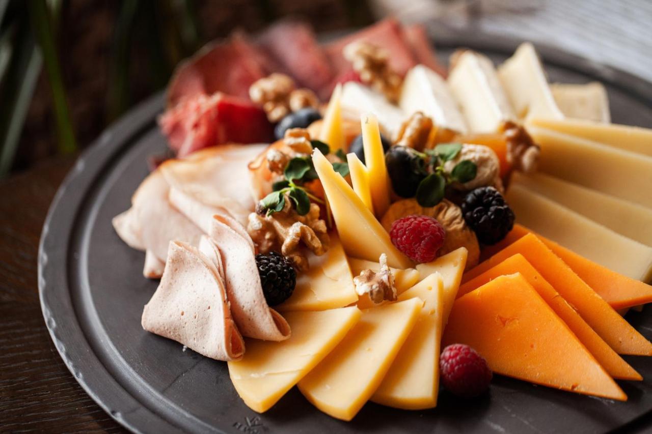 Four Seasons Hotel Ar Riyad Esterno foto A cheese platter