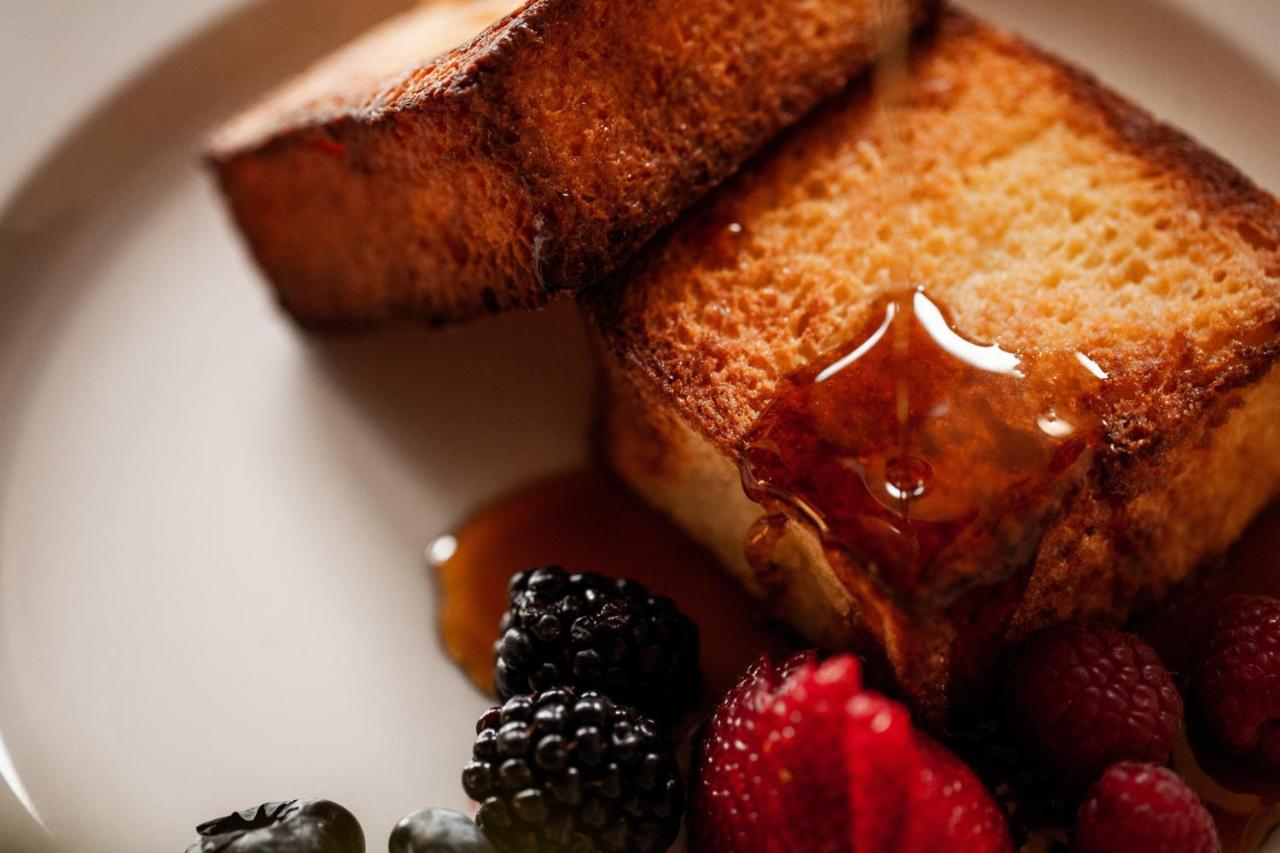 Four Seasons Hotel Ar Riyad Esterno foto French toast with maple syrup