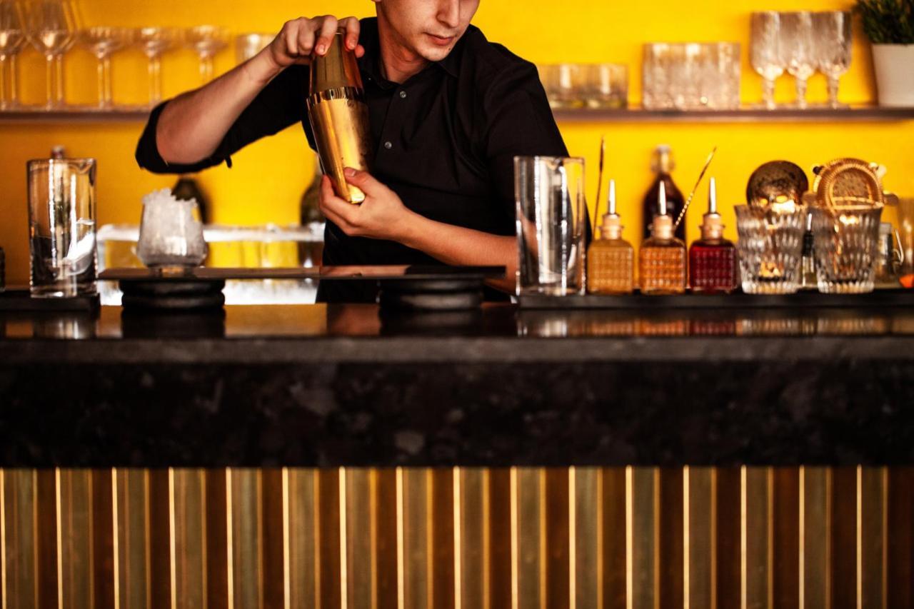 Four Seasons Hotel Ar Riyad Esterno foto A bartender mixing a drink