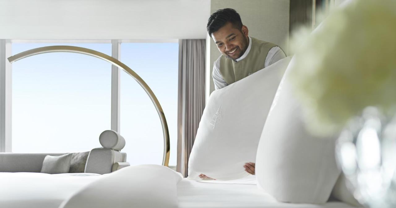 Four Seasons Hotel Ar Riyad Esterno foto A hotel housekeeper making a bed