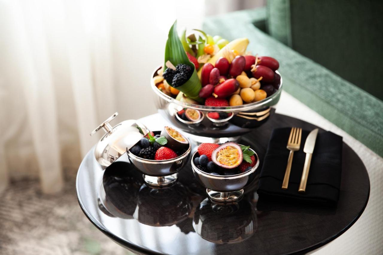Four Seasons Hotel Ar Riyad Esterno foto Fruit platter