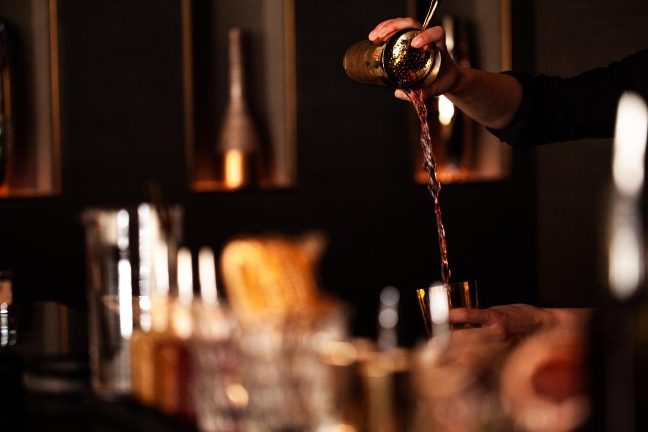 Four Seasons Hotel Ar Riyad Esterno foto A bartender using a bar spoon to stir a cocktail