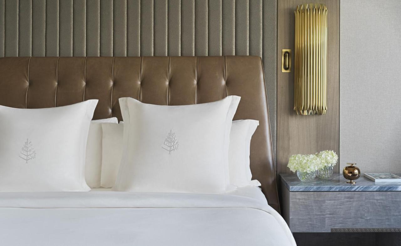 Four Seasons Hotel Ar Riyad Esterno foto A bed with a headboard