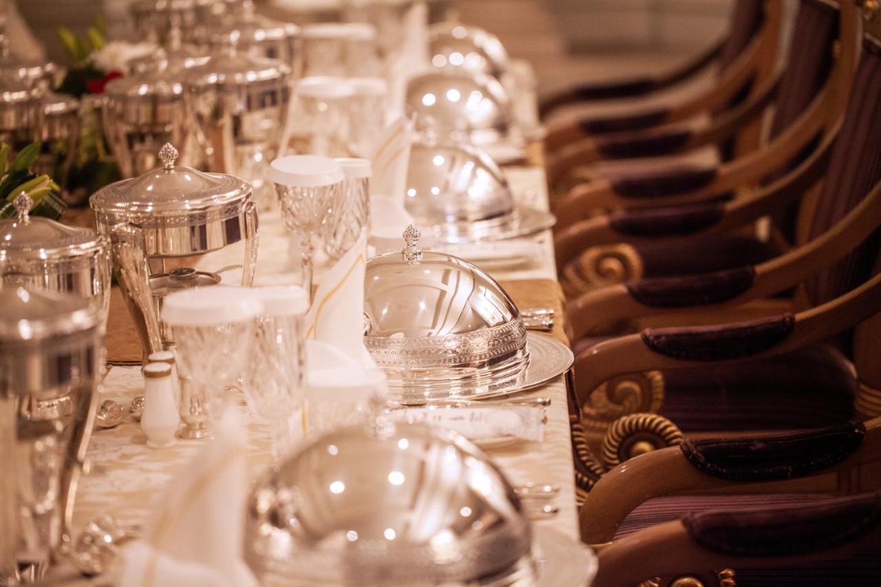 Four Seasons Hotel Ar Riyad Esterno foto Silver service