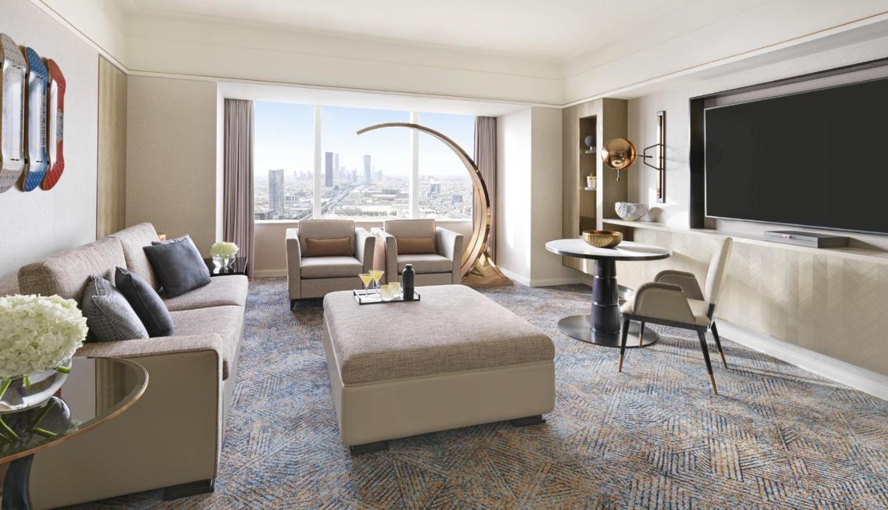 Four Seasons Hotel Ar Riyad Esterno foto A suite at the hotel