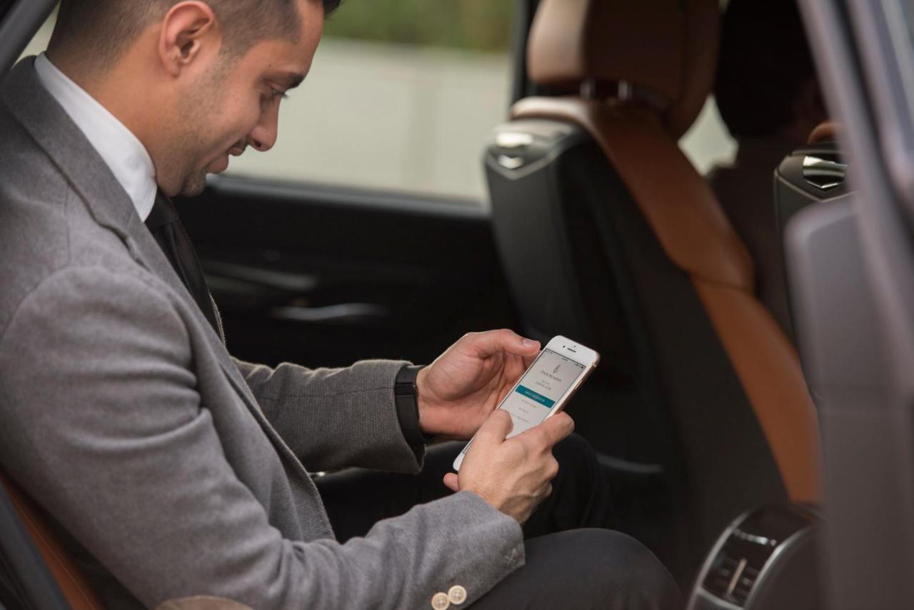 Four Seasons Hotel Ar Riyad Esterno foto A man using the Uber app