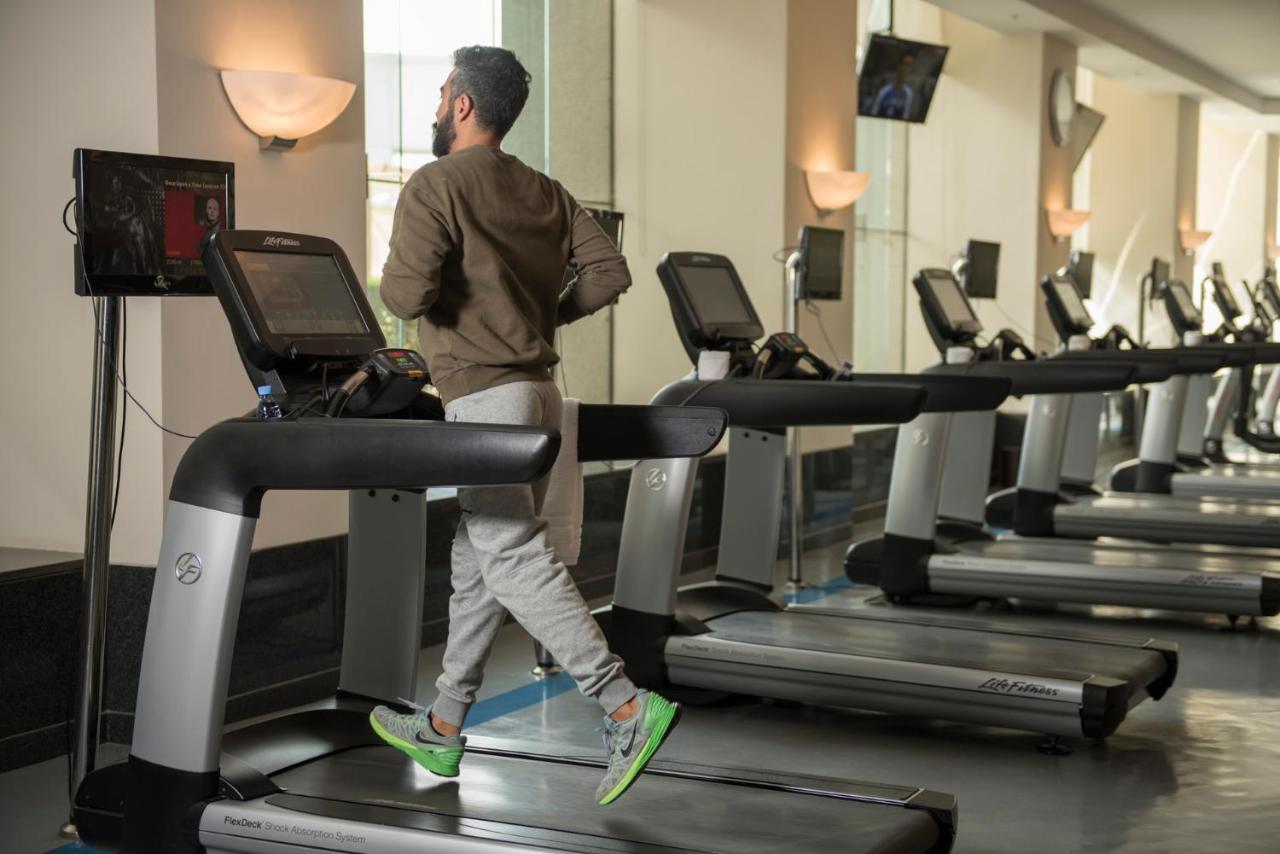 Four Seasons Hotel Ar Riyad Esterno foto A treadmill