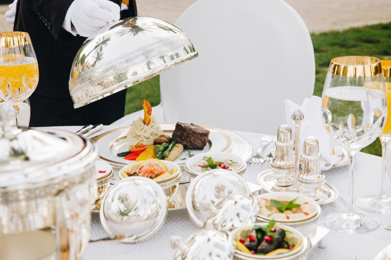 Four Seasons Hotel Ar Riyad Esterno foto A silver cloche