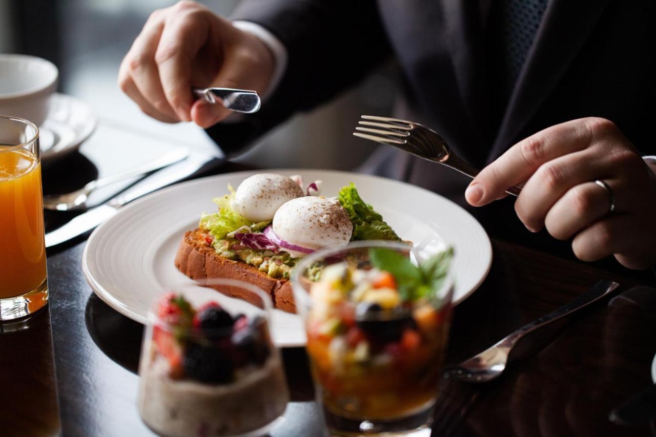 Four Seasons Hotel Ar Riyad Esterno foto A man eating breakfast