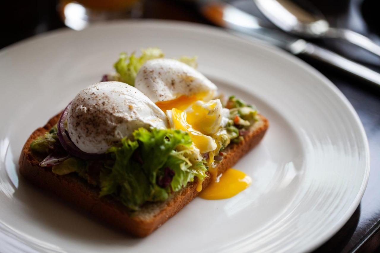 Four Seasons Hotel Ar Riyad Esterno foto Avocado and poached egg on toast