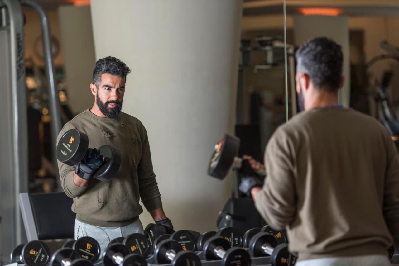 Four Seasons Hotel Ar Riyad Esterno foto A man lifting weights