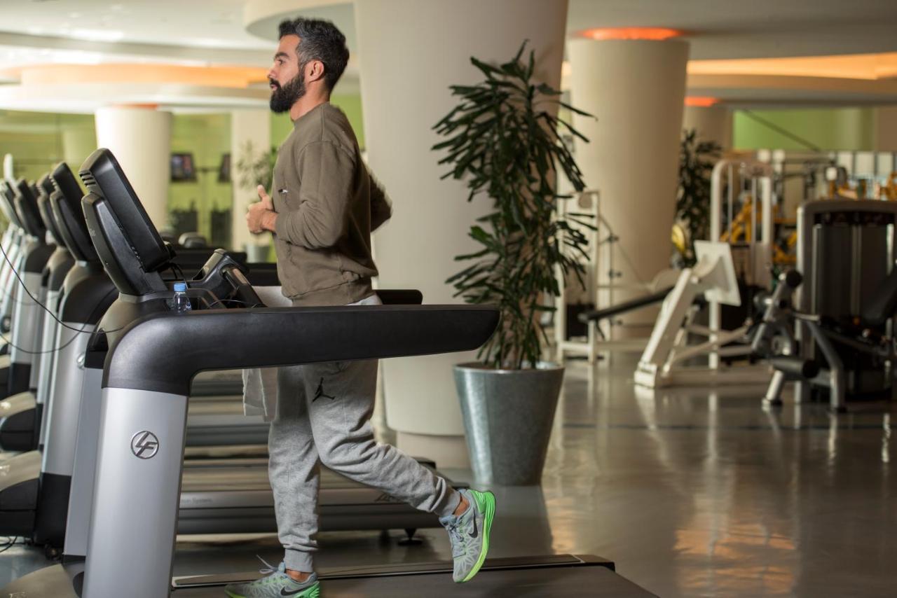 Four Seasons Hotel Ar Riyad Esterno foto A man exercising on a treadmill