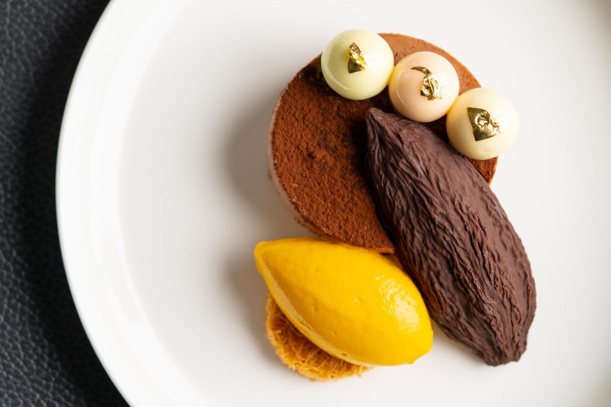 Four Seasons Hotel Ar Riyad Esterno foto Chocolate and mango dessert