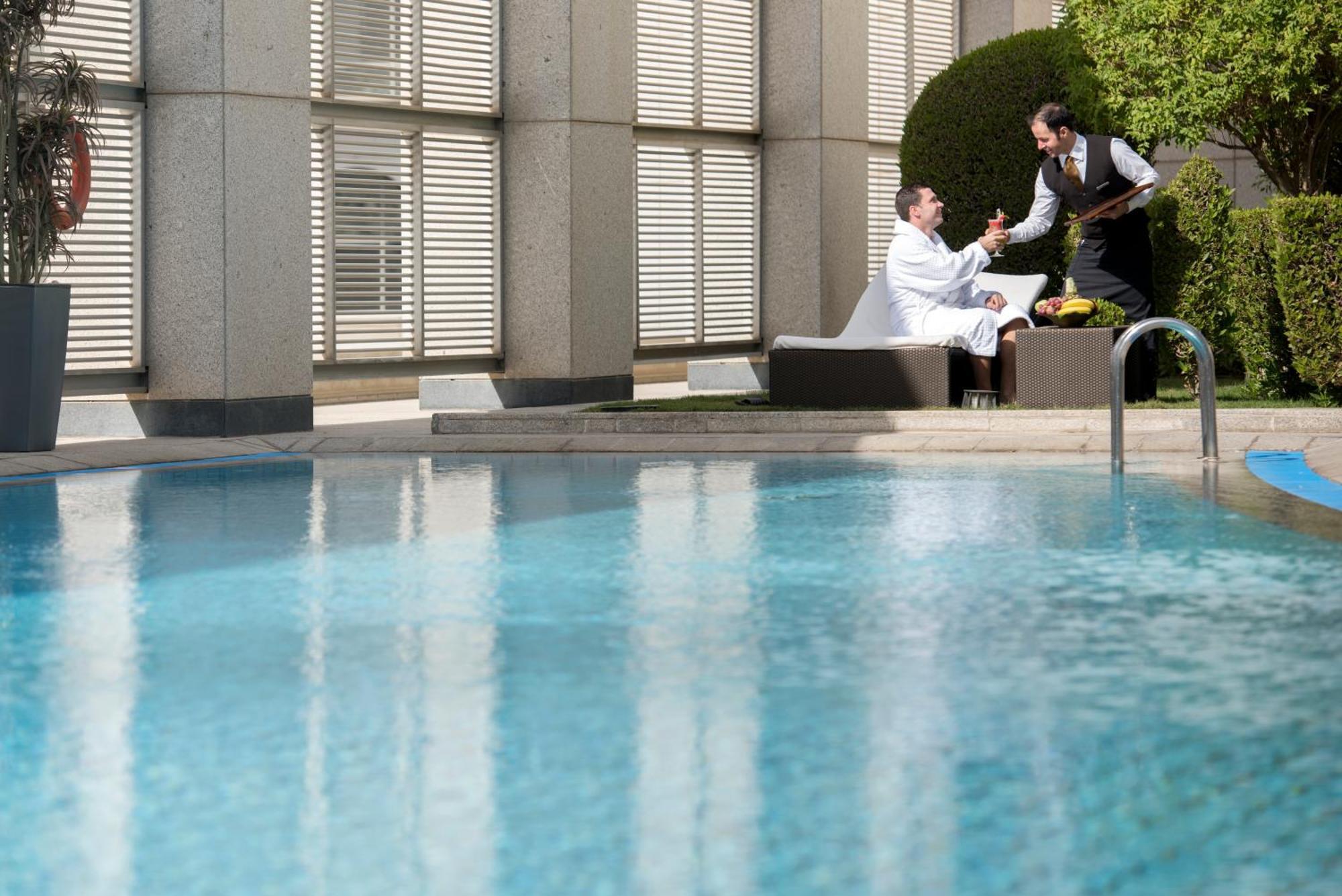 Four Seasons Hotel Ar Riyad Esterno foto The swimming pool at the Ritz-Carlton, Dubai