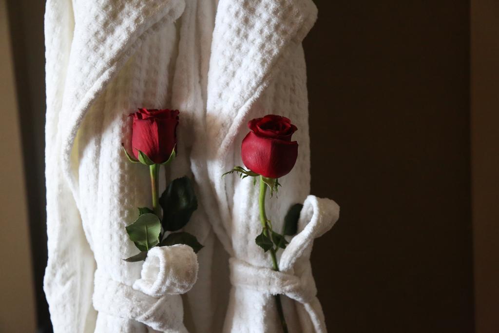 Four Seasons Hotel Ar Riyad Esterno foto Statue of the Virgin Mary with two roses