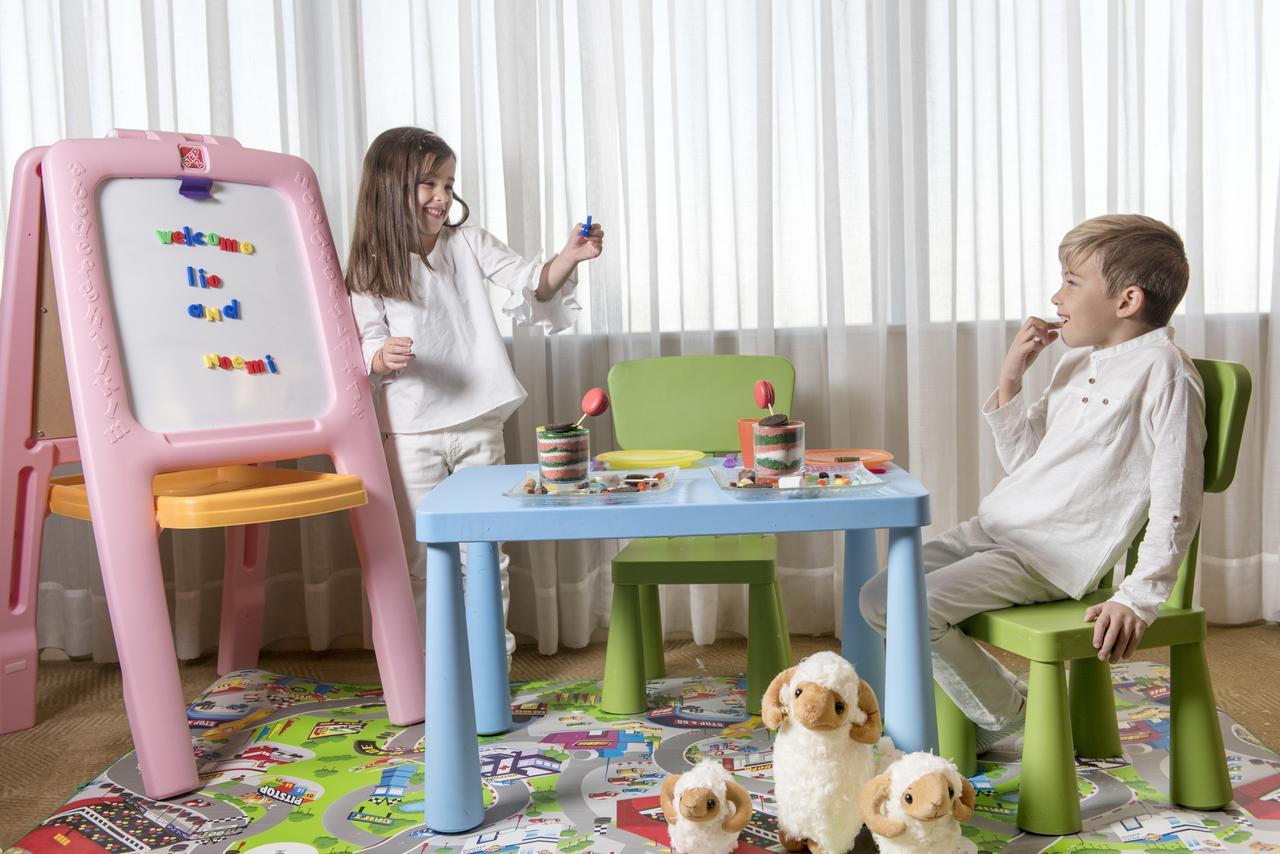 Four Seasons Hotel Ar Riyad Esterno foto Children playing with toys