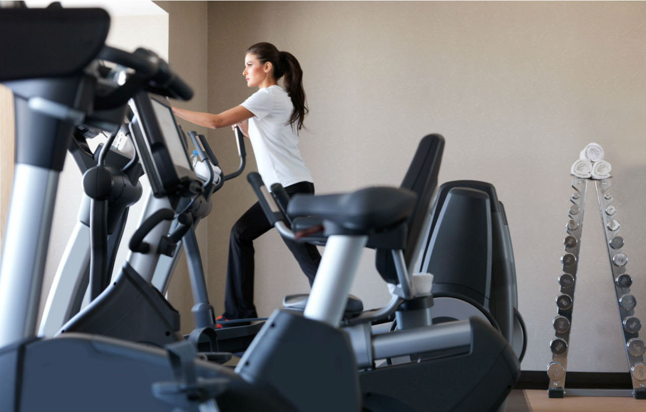 Four Seasons Hotel Ar Riyad Esterno foto A woman on a recumbent bike
